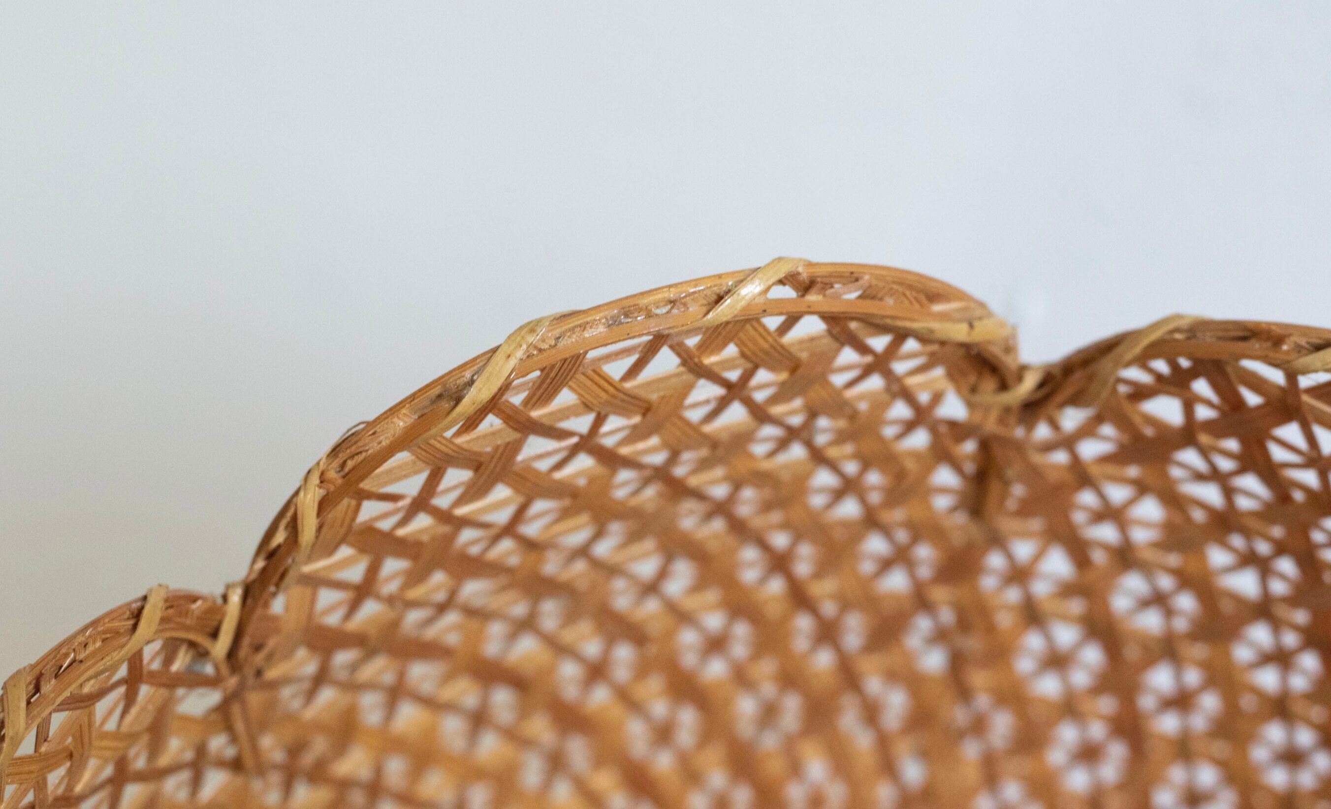 Vintage flower suspension in wicker rattan