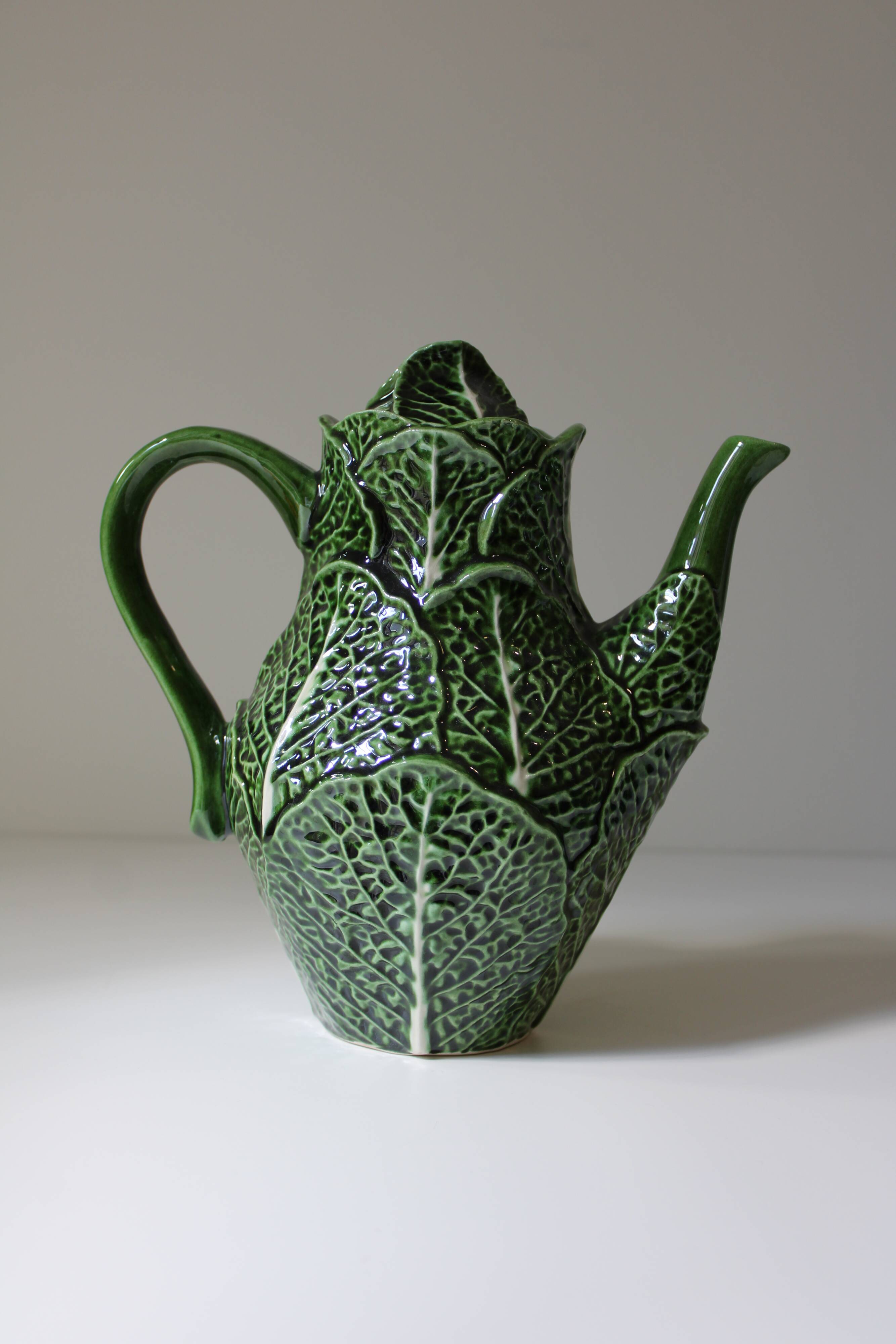 Service of cabbage cups barbotine Caldas da Rainha, Portugal