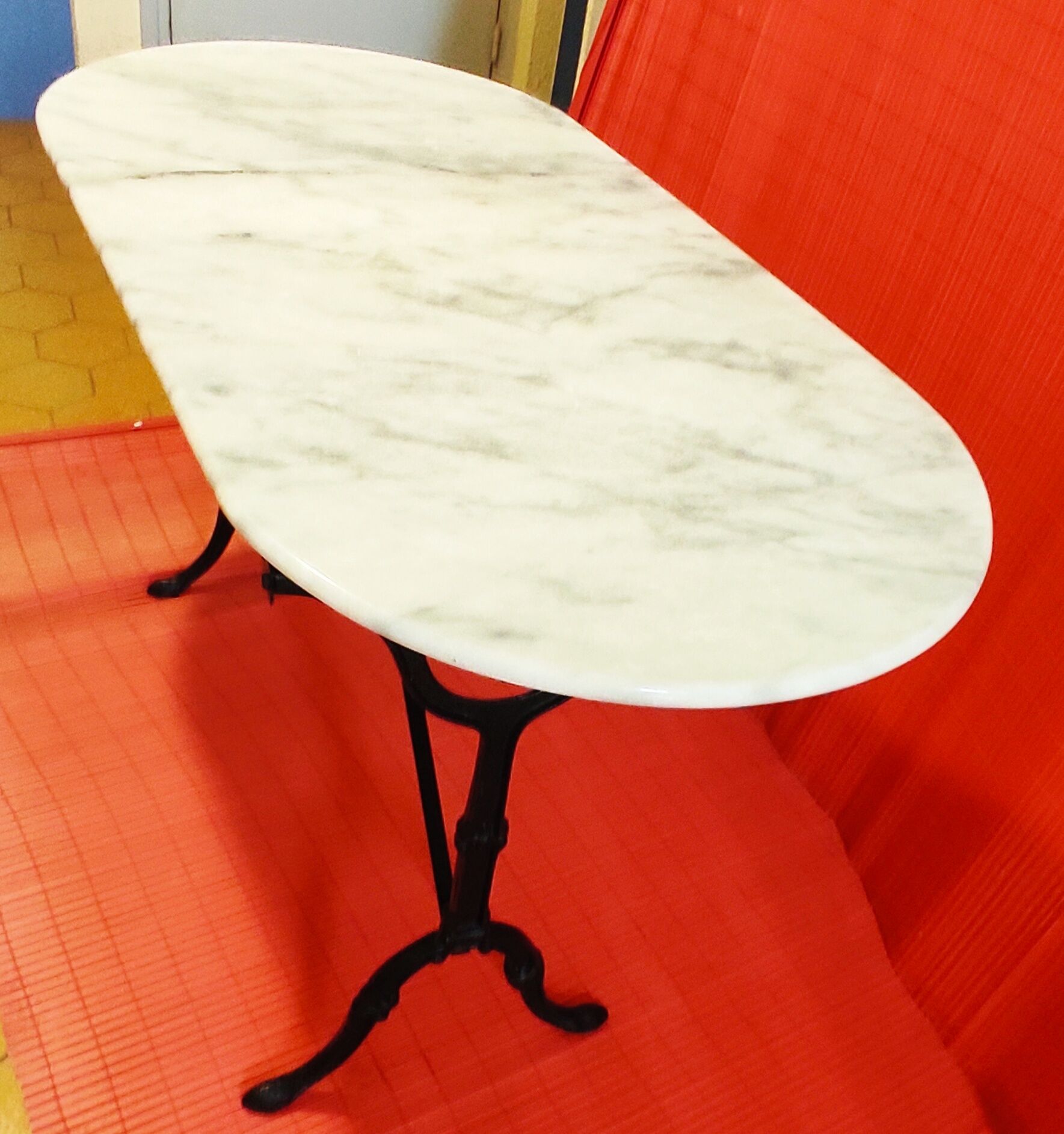 Table bistrot en marbre et pieds en fonte et deux chaises assorties en fonte noire