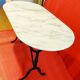 Table bistrot en marbre et pieds en fonte et deux chaises assorties en fonte noire
