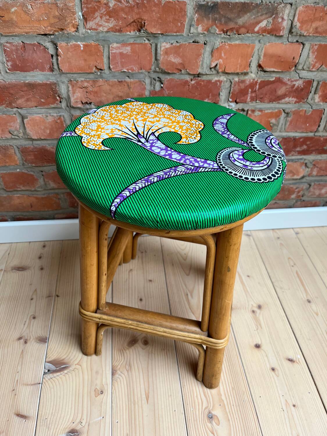 Tabouret vintage en rotin - tissu wax africain