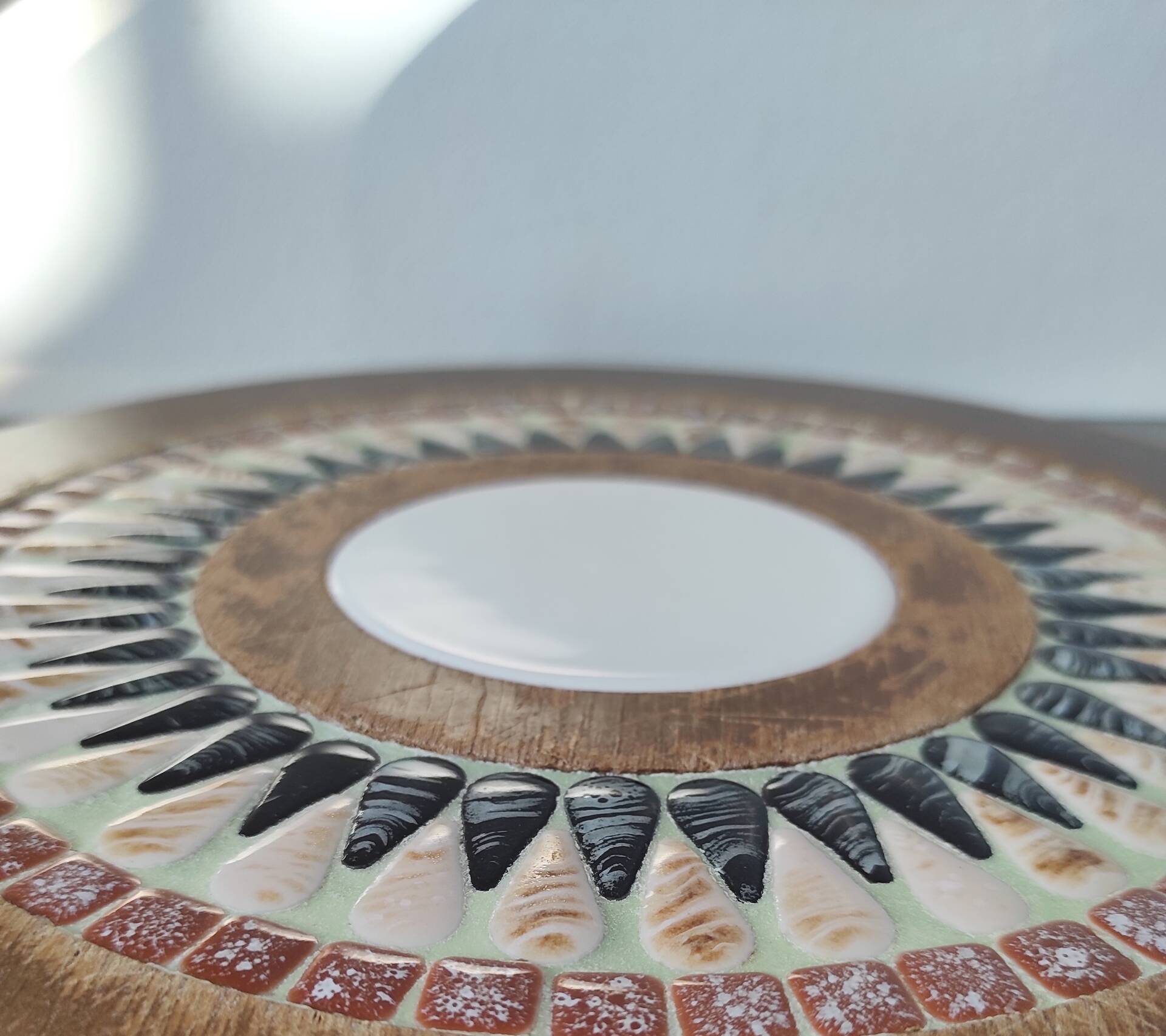 Plateau, dessous de plat brutaliste en bois et mosaïque