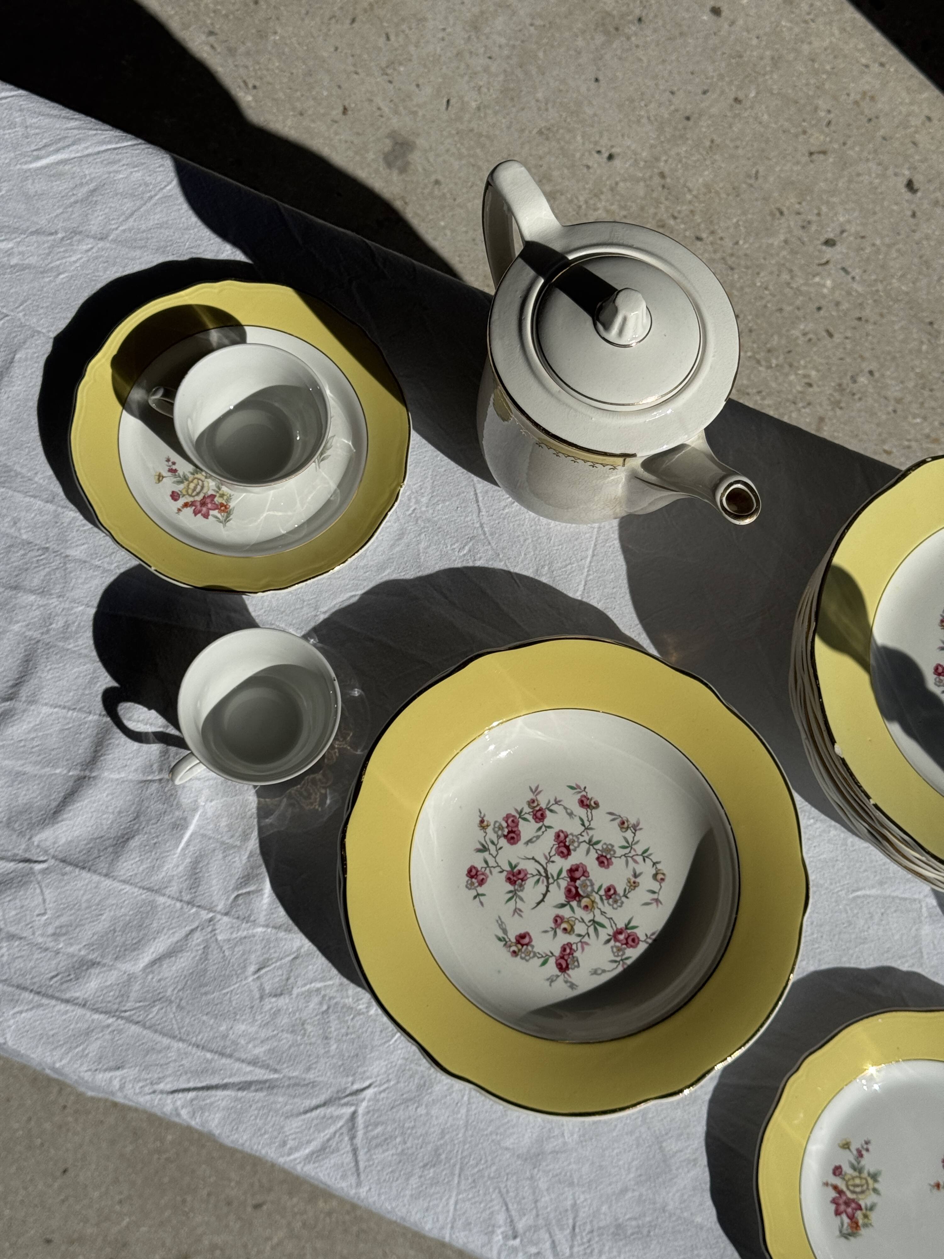 Lot de 19 grandes assiettes plates vintage jaunes fleurs roses liseré doré
