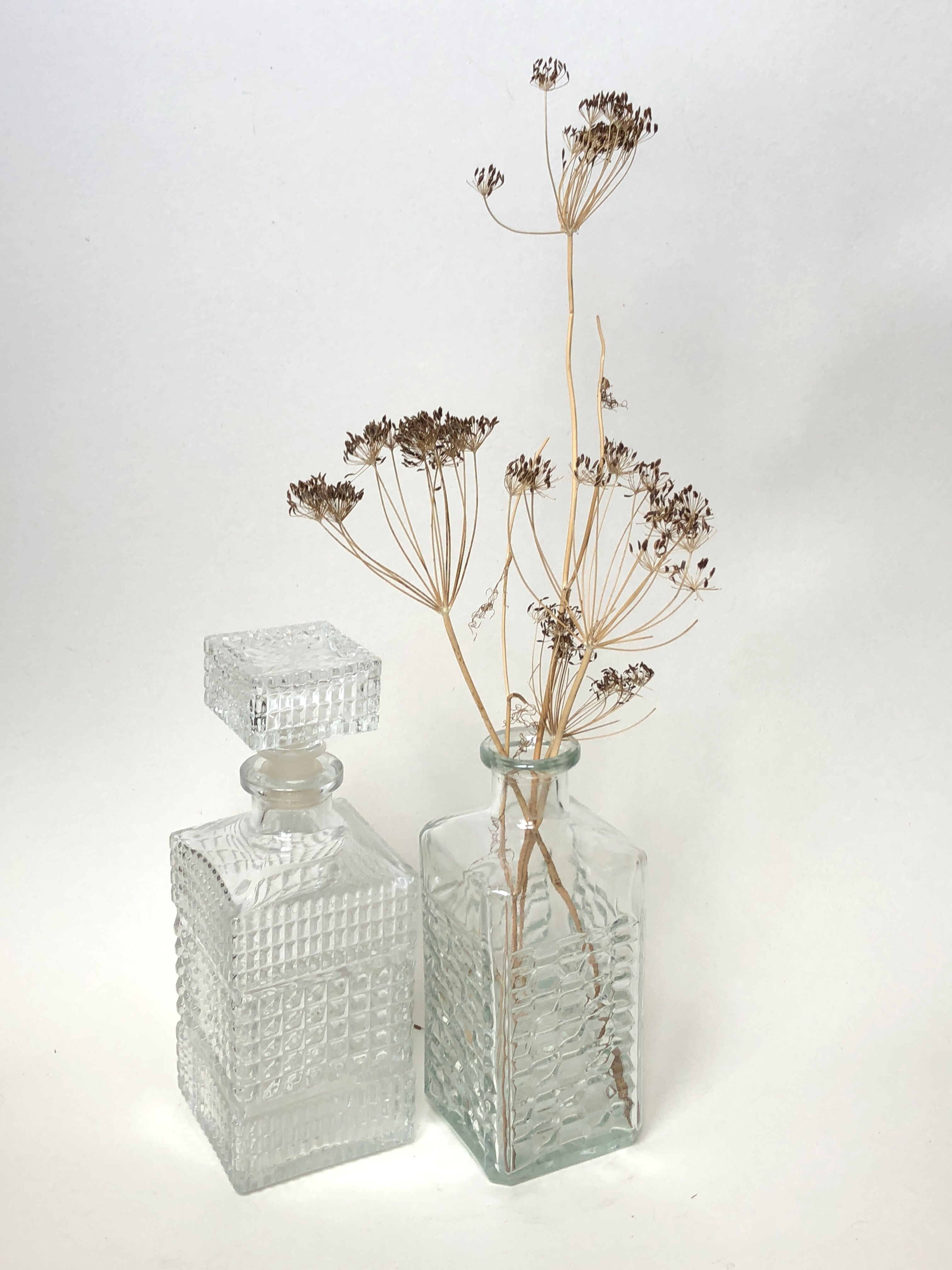 Ensemble de 2 bouteilles en verre ciselé
