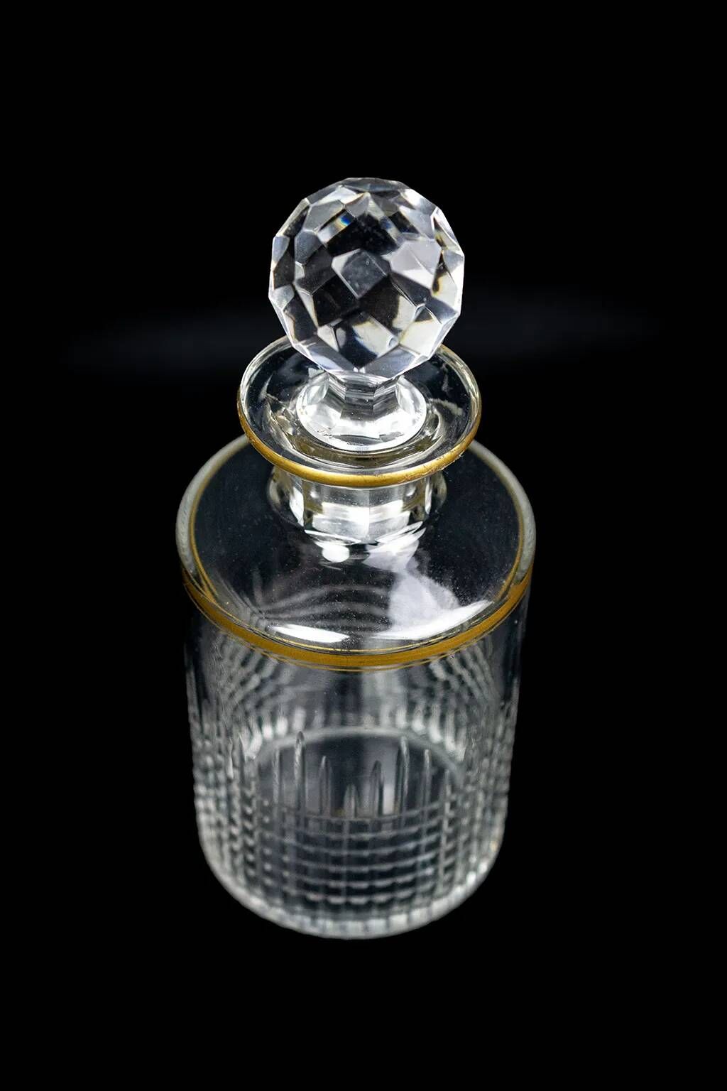 Flacon Baccarat modèle Nancy, cristal taillé et liseré doré, avant 1936