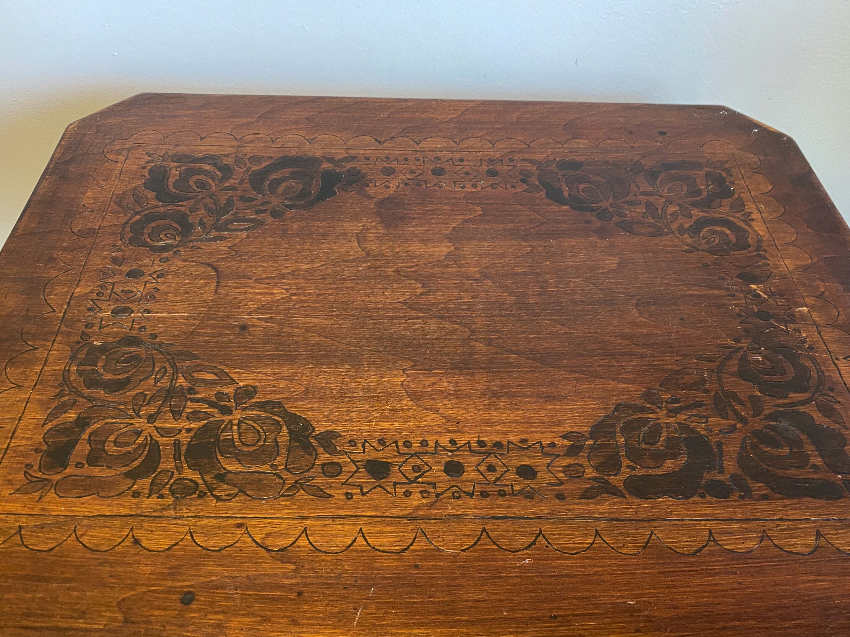 Table pedestal table art deco flower patterns