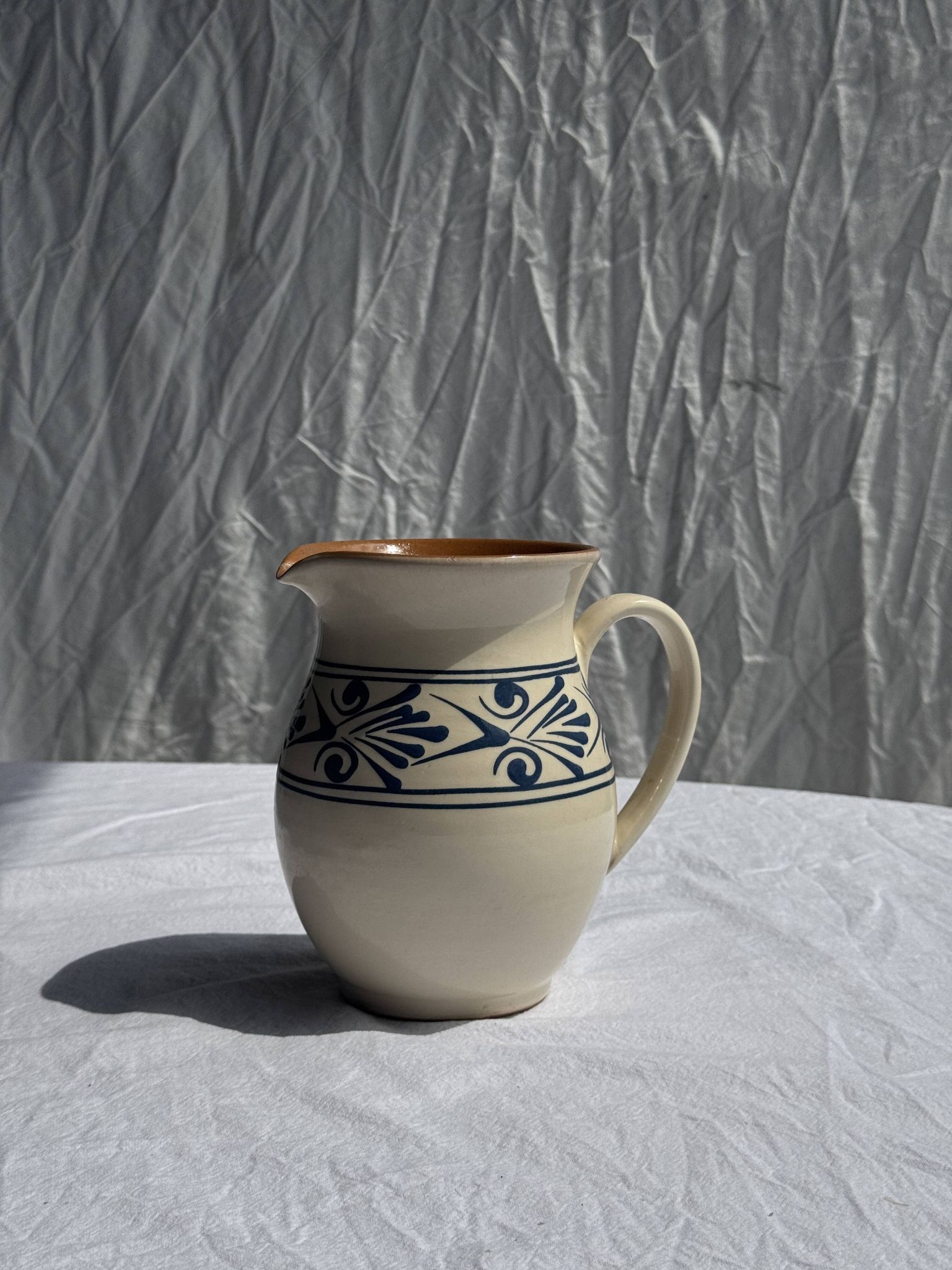 Pichet blanc vintage à frise végétale stylisée bleue H17,5