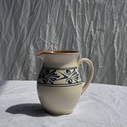 Pichet blanc vintage à frise végétale stylisée bleue H17,5