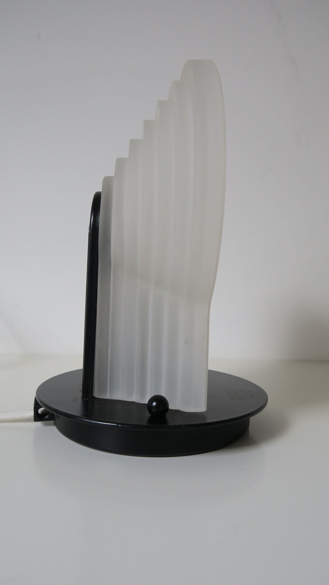 Italian wall lamp in satin glass 80s