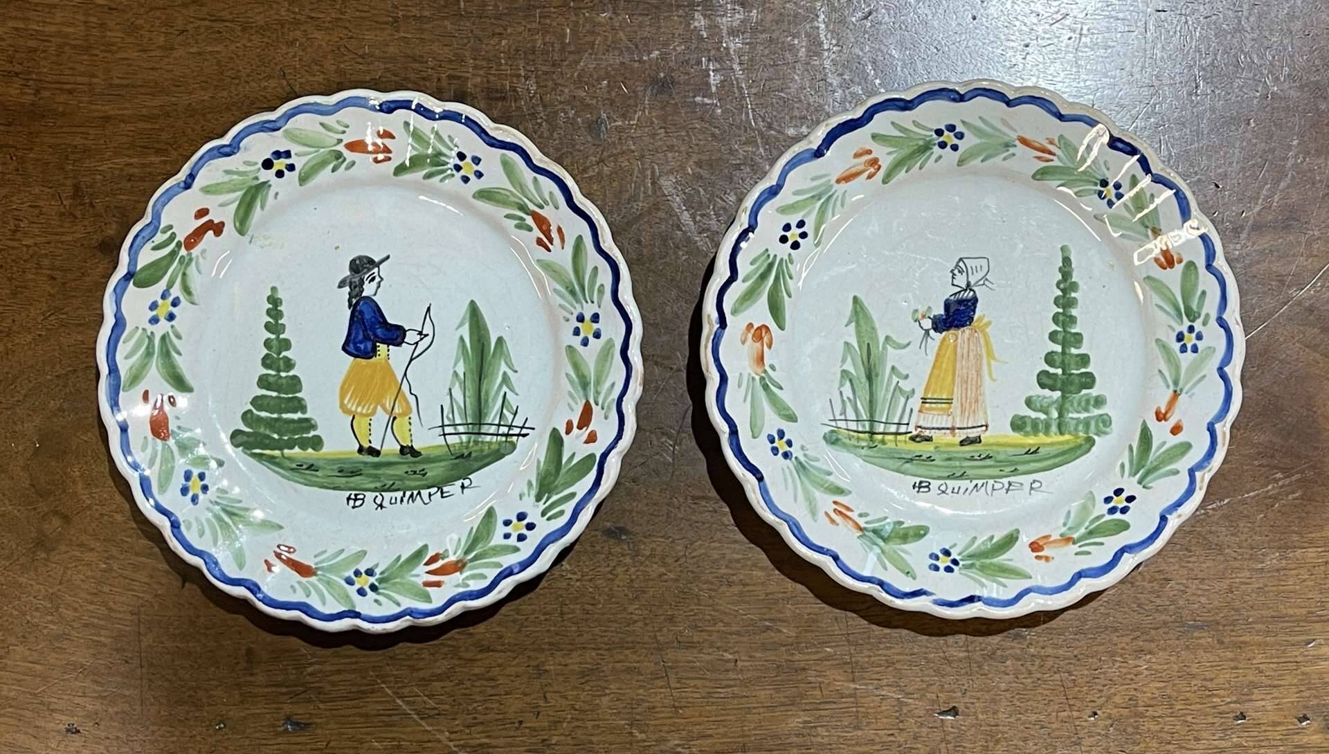 Paire d'assiettes HB Quimper en faïence des années 1920