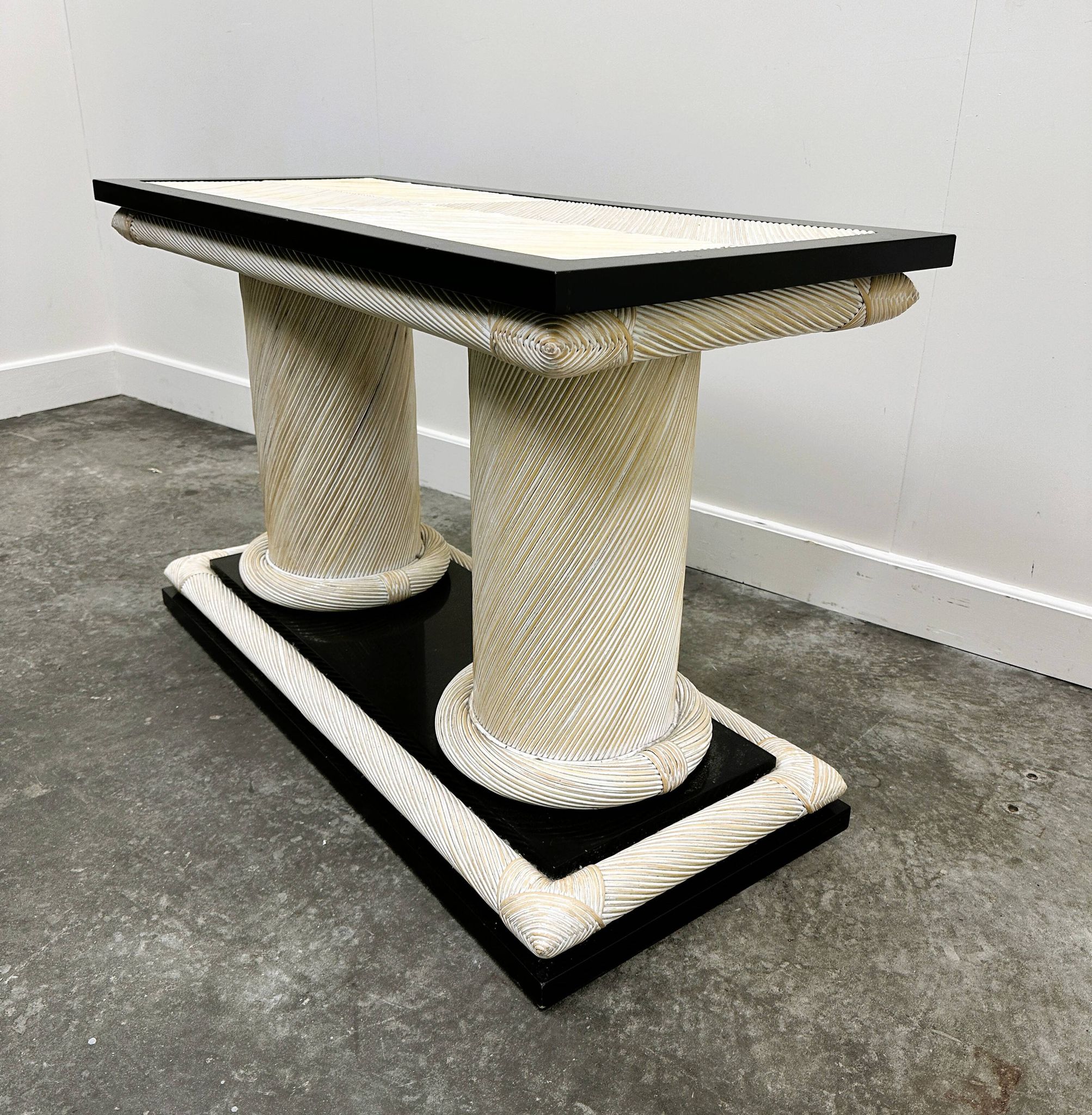 Table console en rotin organique Howard Dilday des années 1970 avec bordure laquée noire.