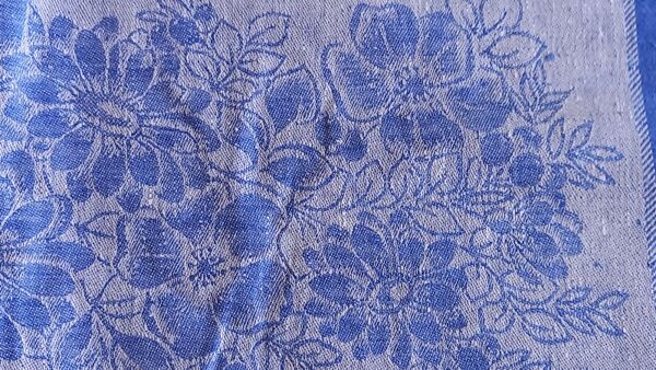 Nappe damassée en lin blanc-bleu