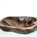 Plat brutaliste en bois gougé vintage