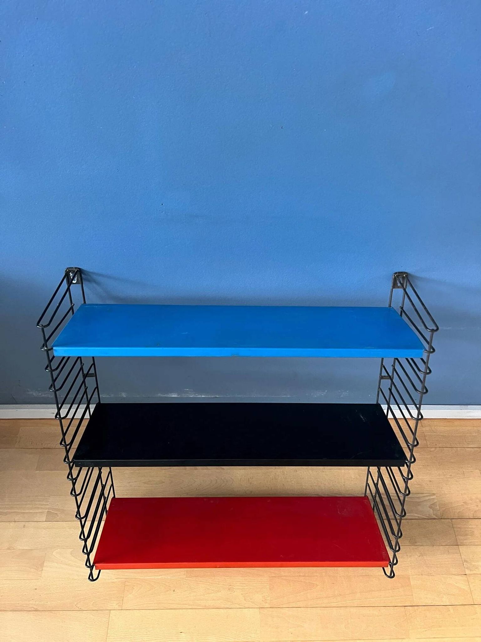 Étagère murale modulaire vintage Tomado en métal bleu, noir et rouge