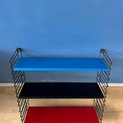 Étagère murale modulaire vintage Tomado en métal bleu, noir et rouge