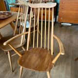 Set of 2 Windsor chairs with armrests.