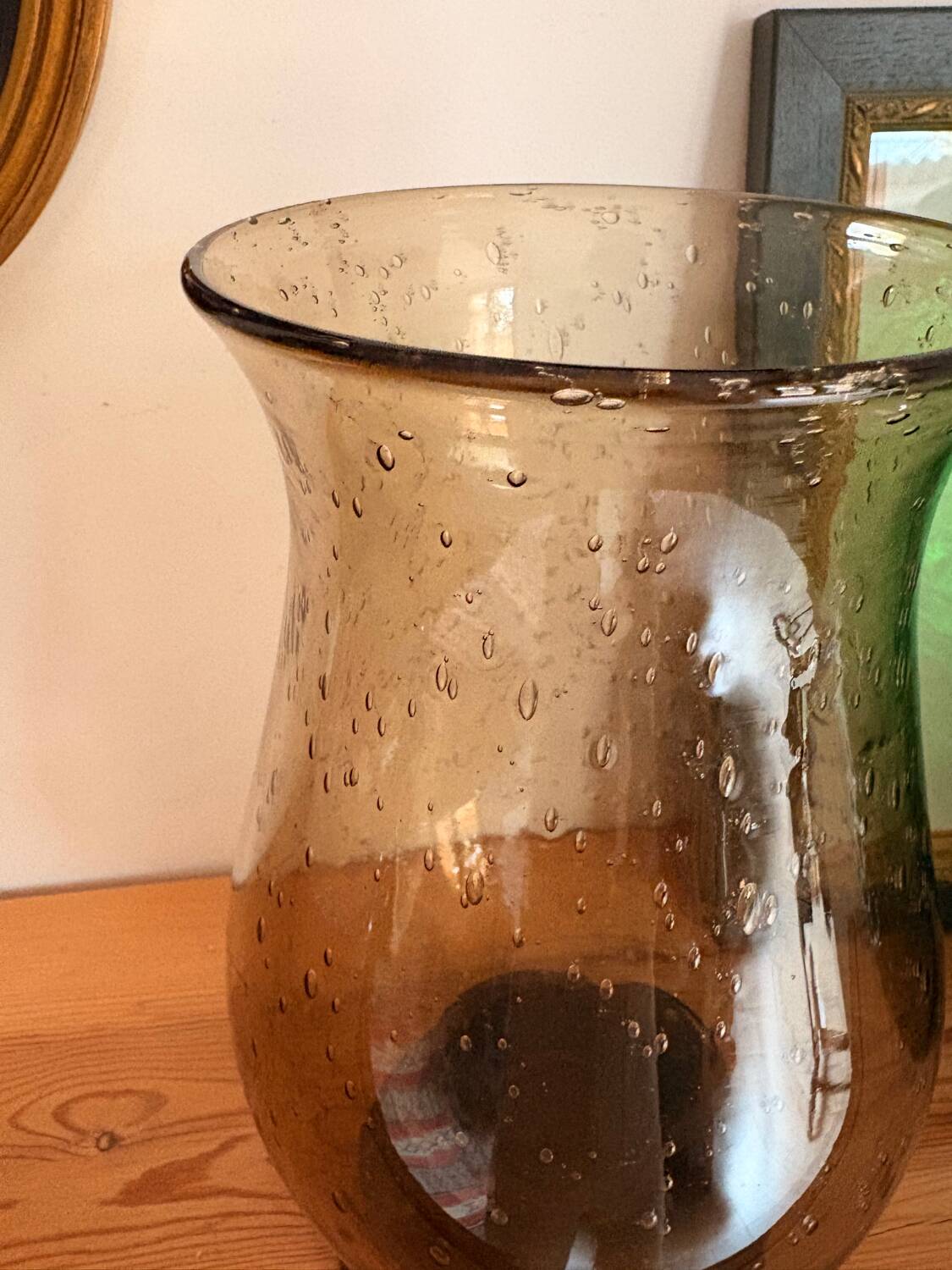 Vase en verre bullé marron fumé – forme tulipe évasée – vintage ann