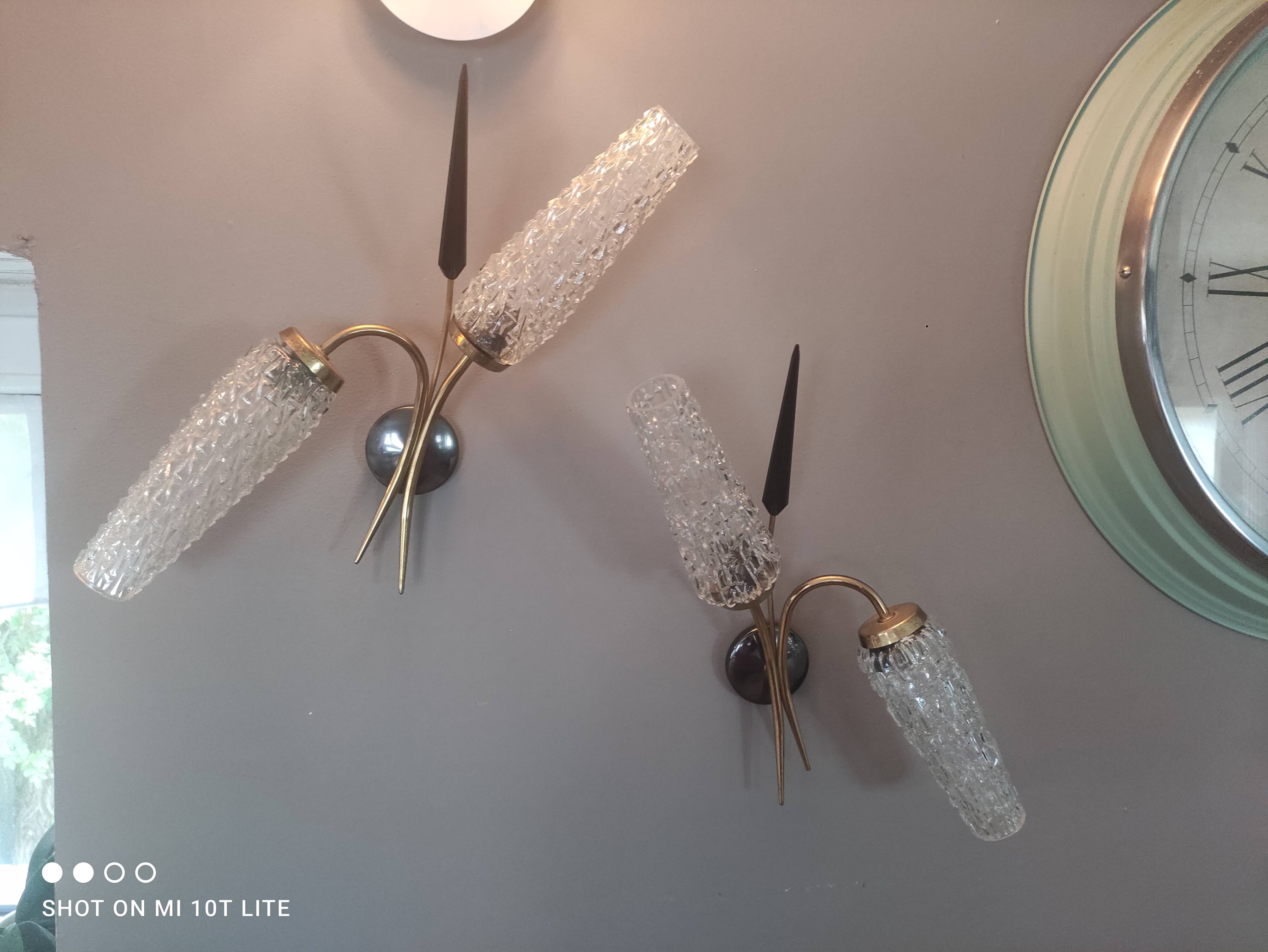 Set of 2 vintage 2-spoke wall lamps in gilded metal and diamond textured tulip glass