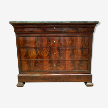 Commode Louis Philippe en placage d'acajou flammé Dessus en marbre XIX siècle