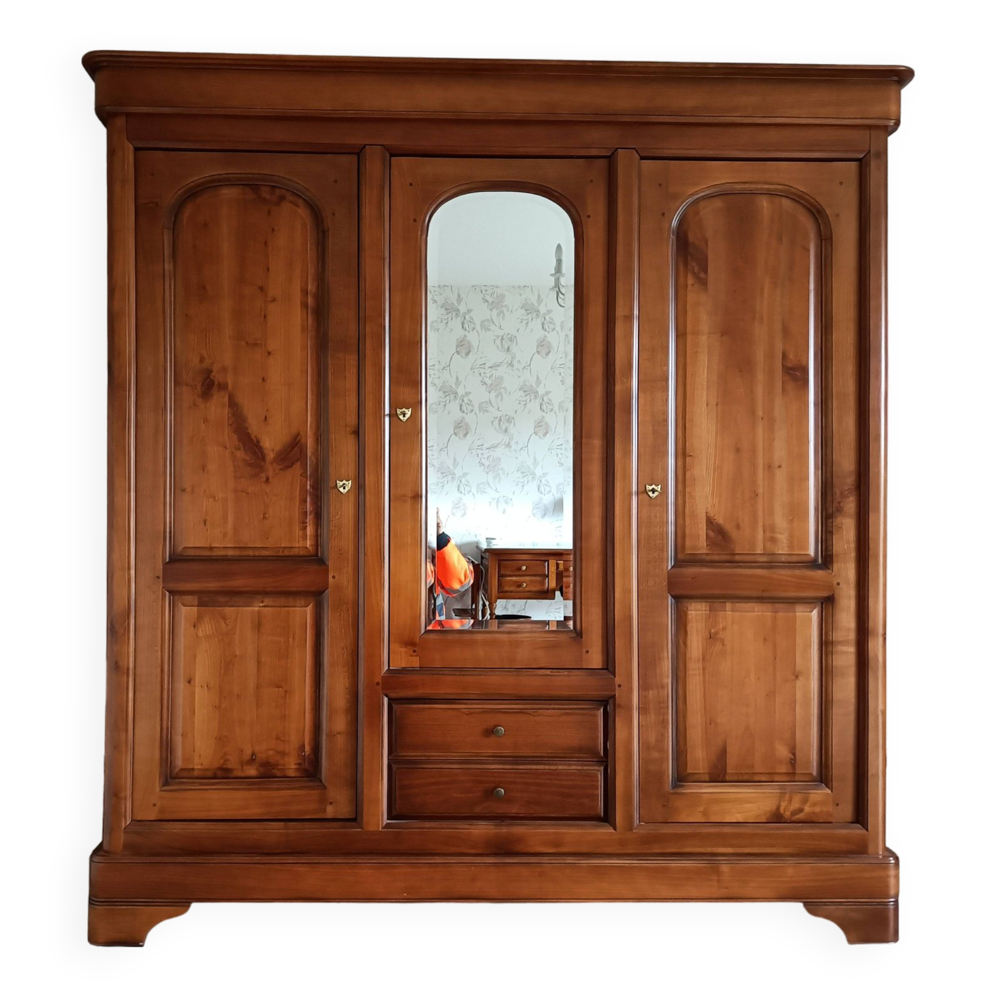 Magnificent wardrobe in solid cherry and oak with 3 doors, beveled glass, two visible drawers