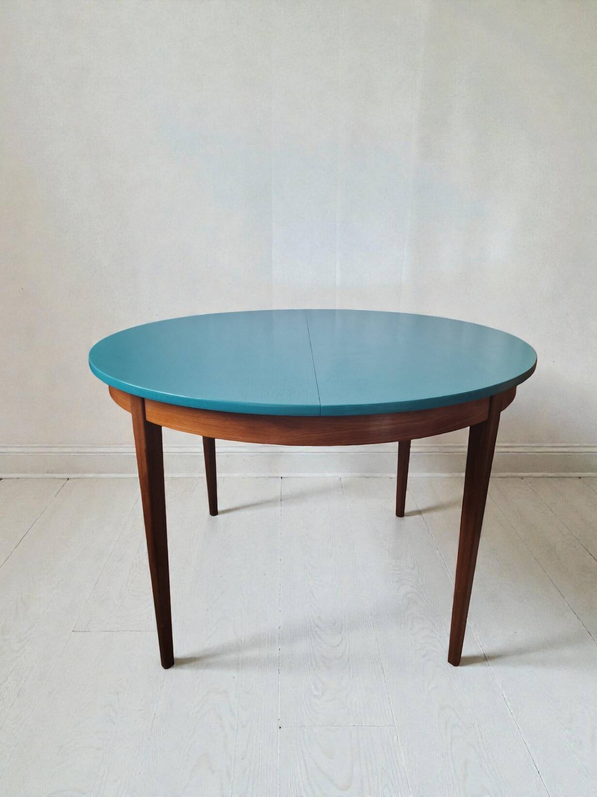 Extendable oval teak dining table