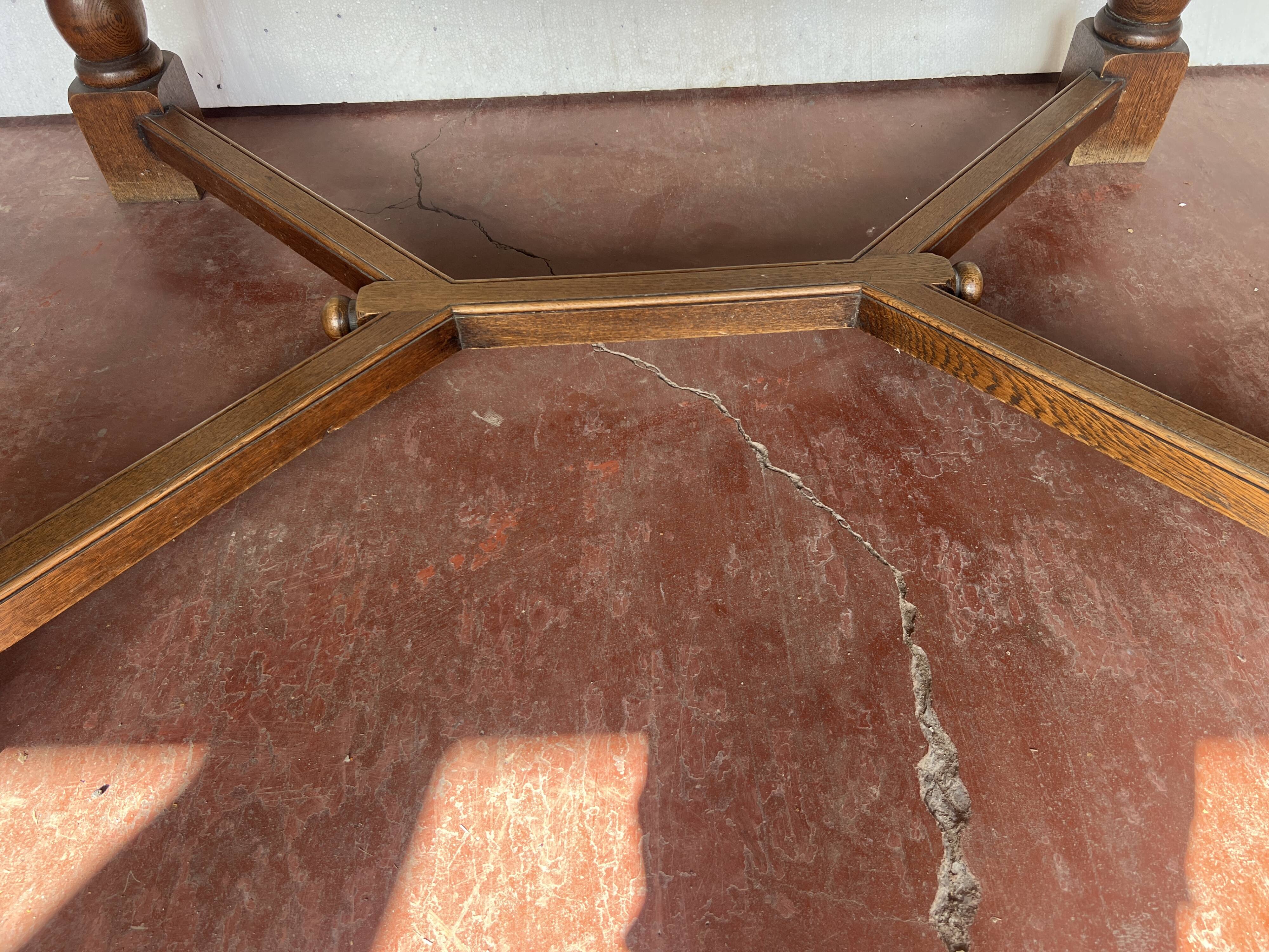 Renaissance-style solid oak table, 20th century.