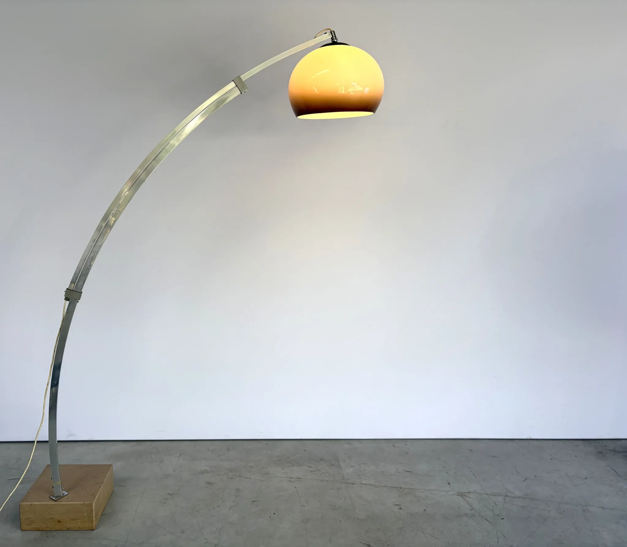 Grand lampadaire à arc extensible, années 1970