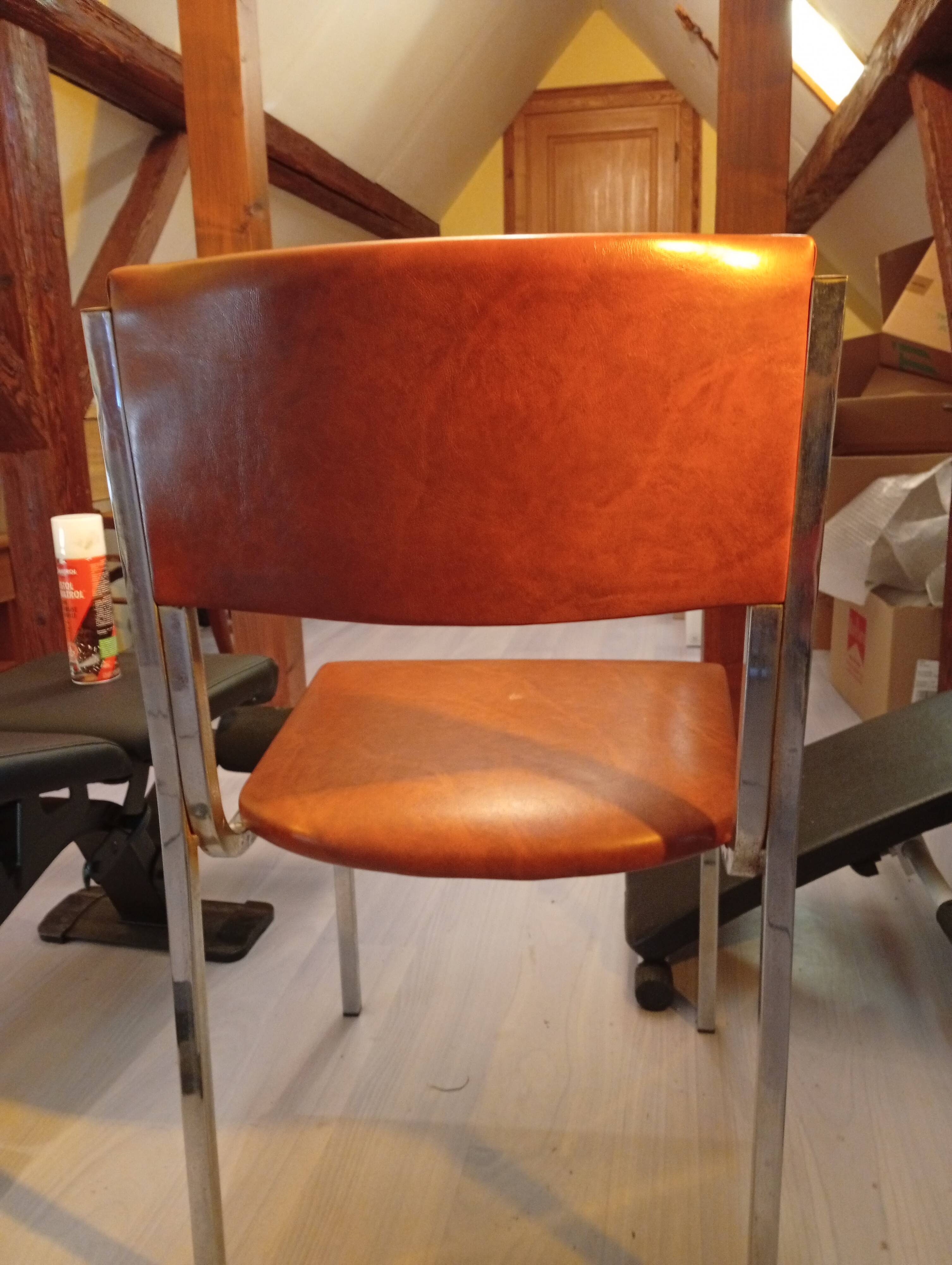 Chaise simili cuir rétro