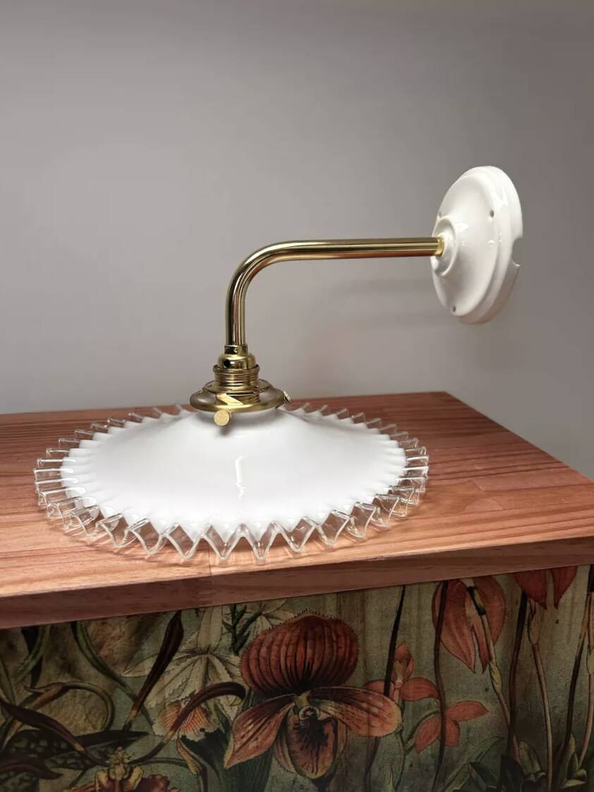 Applique murale vintage en opaline blanche