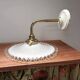 Applique murale vintage en opaline blanche
