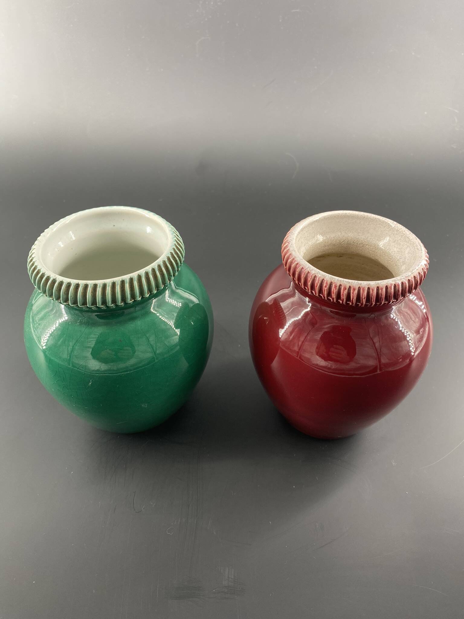 Pol CHAMBOST (1906-1983), Meeting of 2 small ovoid vases with hemmed edges in green/red earthenware