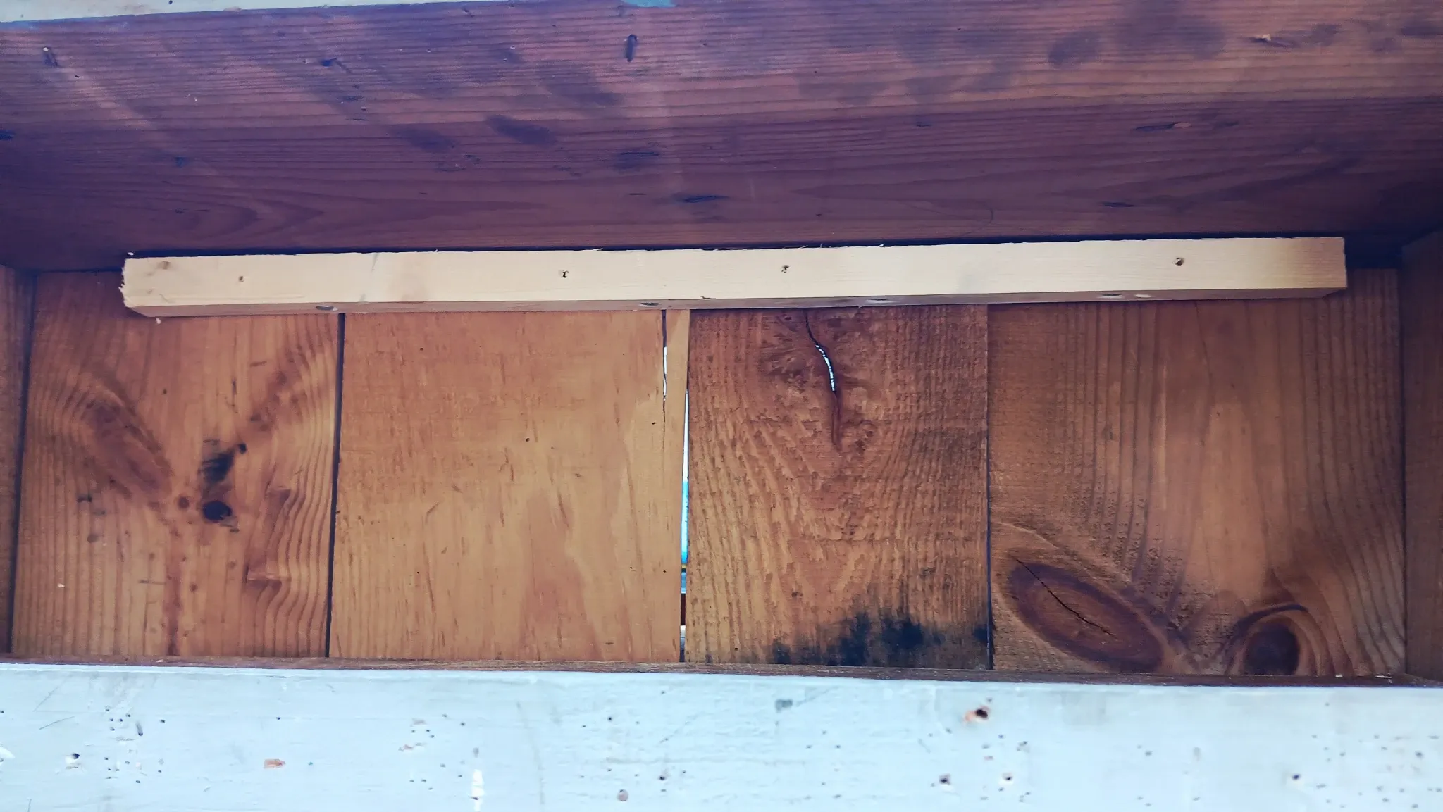Workshop furniture with double-sided lockers