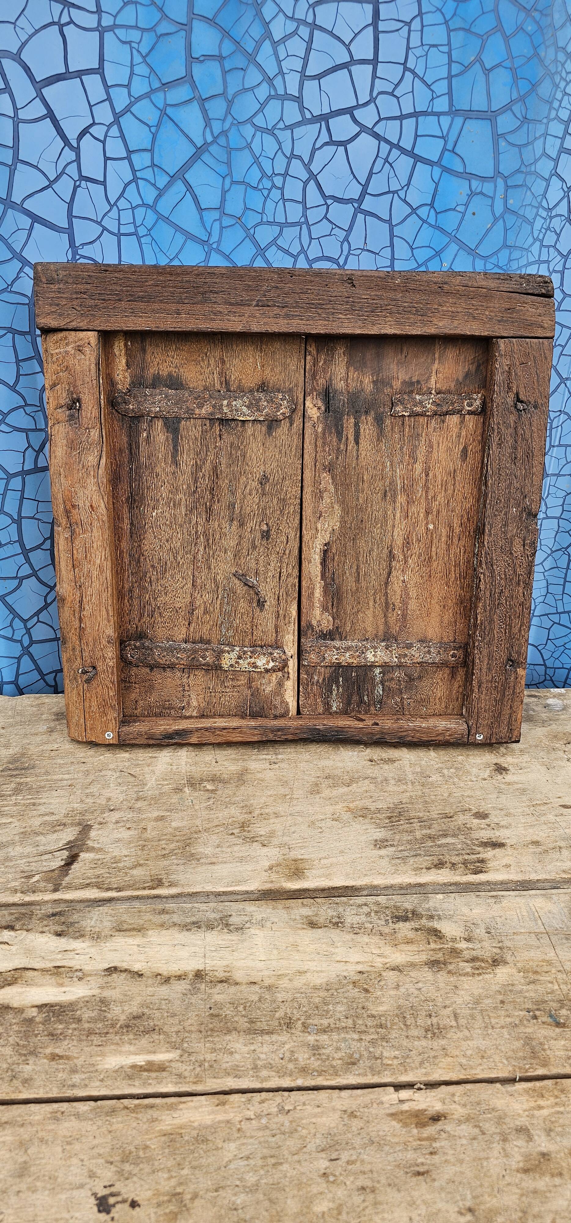 Ancienne fenêtre tribale en bois
