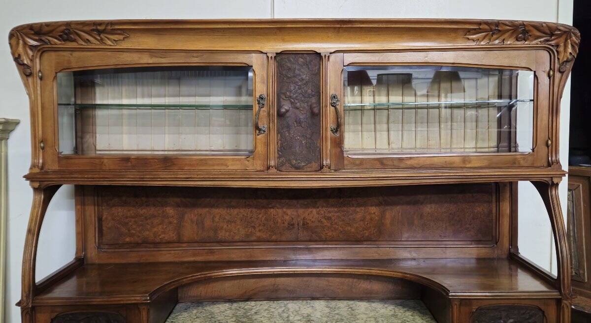According to Gauthier-Poinsignon: large two-body buffet from the Art Nouveau period in walnut and burl.
