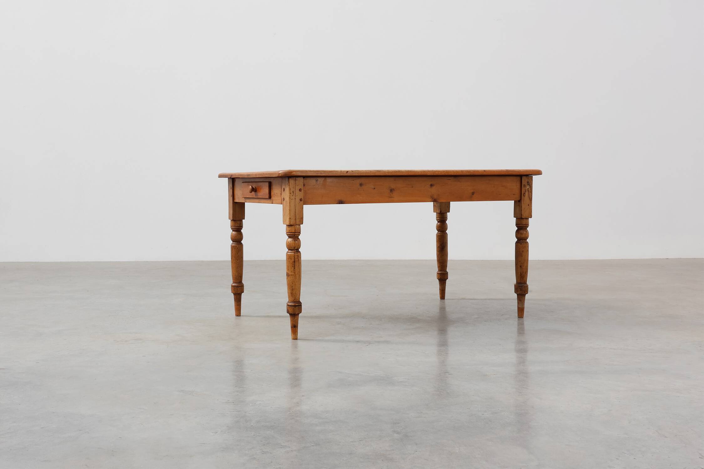 Table de ferme en pin ancien, France, fin du 19e siècle