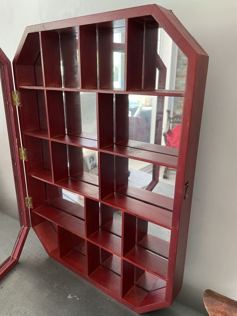 Mirror showcase for collections
