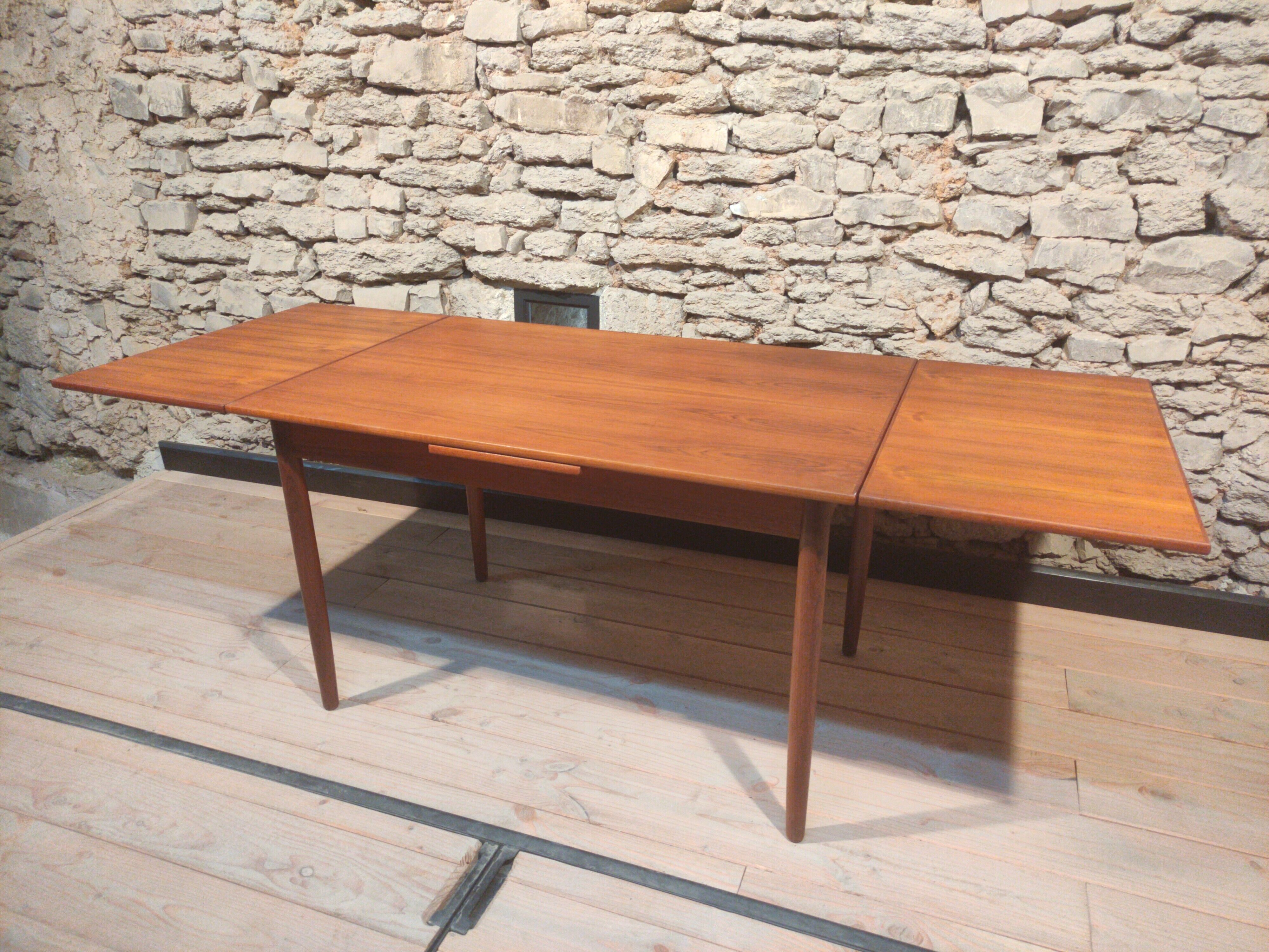 Table vintage scandinave en teck avec deux rallonges