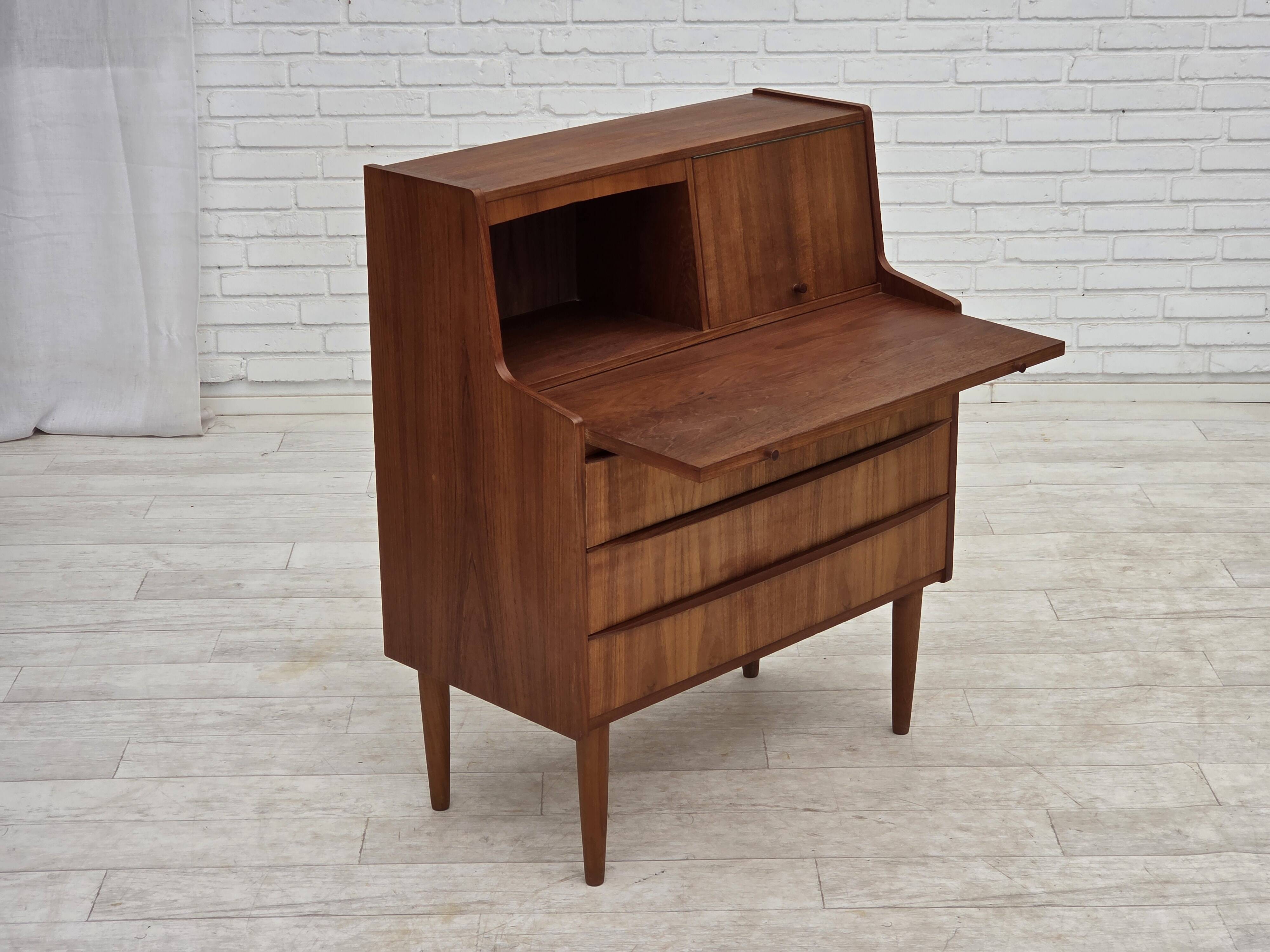 Commode danoise des années 1970 avec un miroir pliant, en bois de teck.
