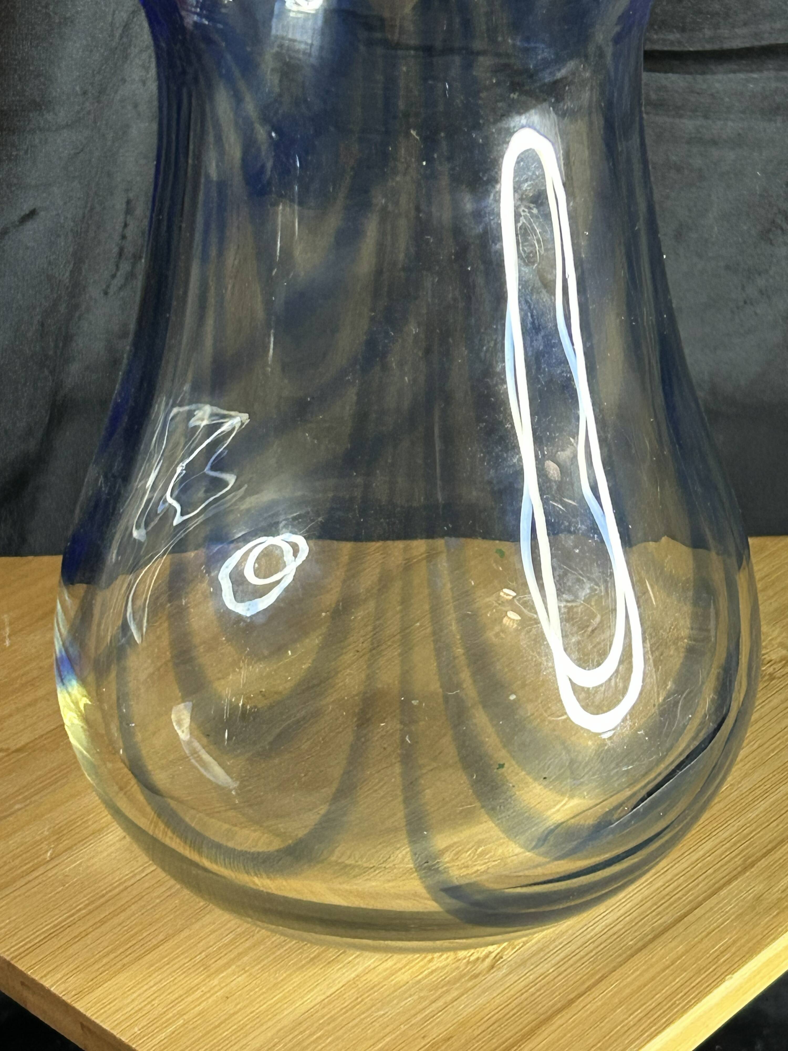 Vase Biot en verre soufflé à inclusions bleues – France vintage – H 23 cm