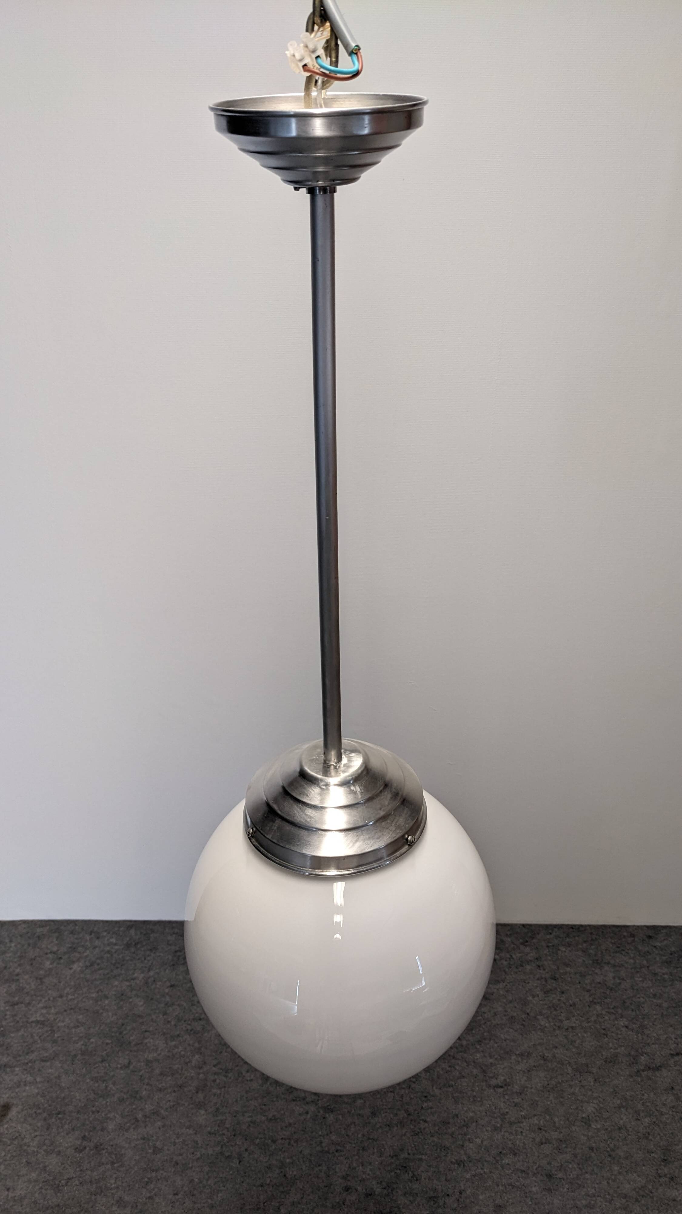 Suspension boule XL Art déco en opaline blanche, France vers 1920