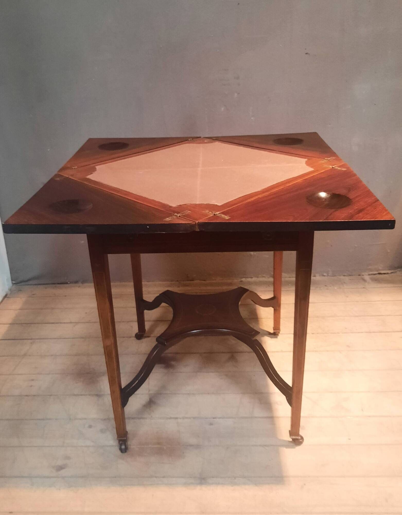 Table d'appoint, à jeu dite "mouchoir"