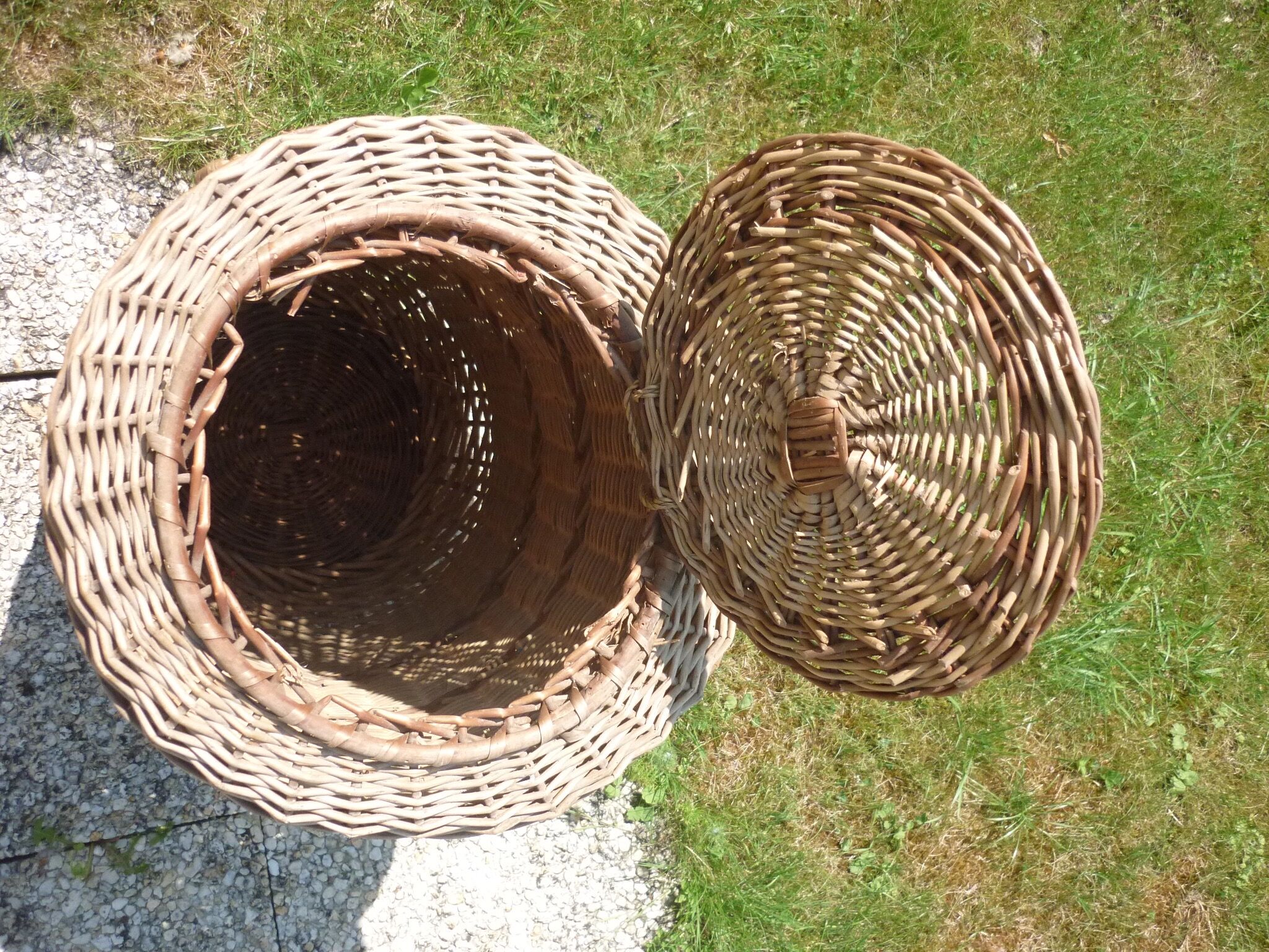 Rattan basket with lid