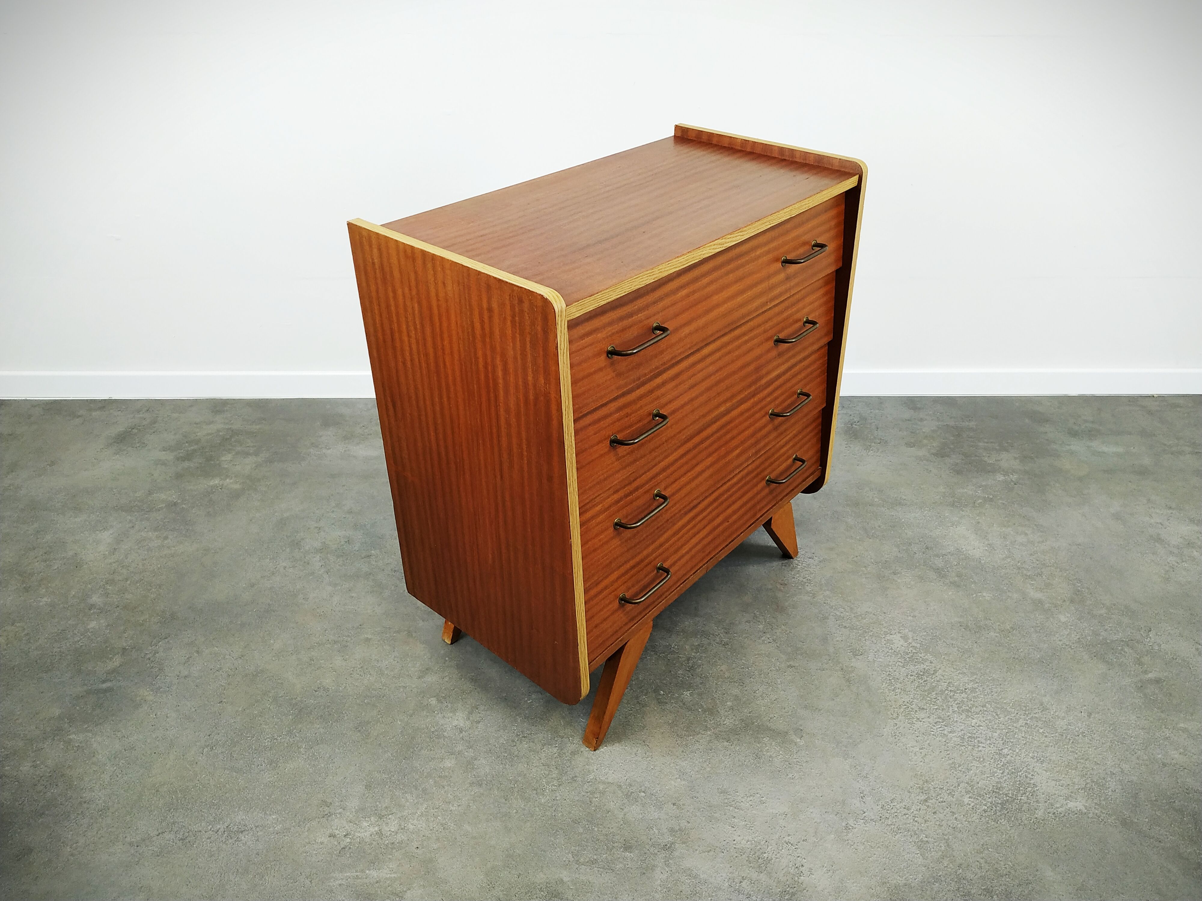 Compass feet dresser