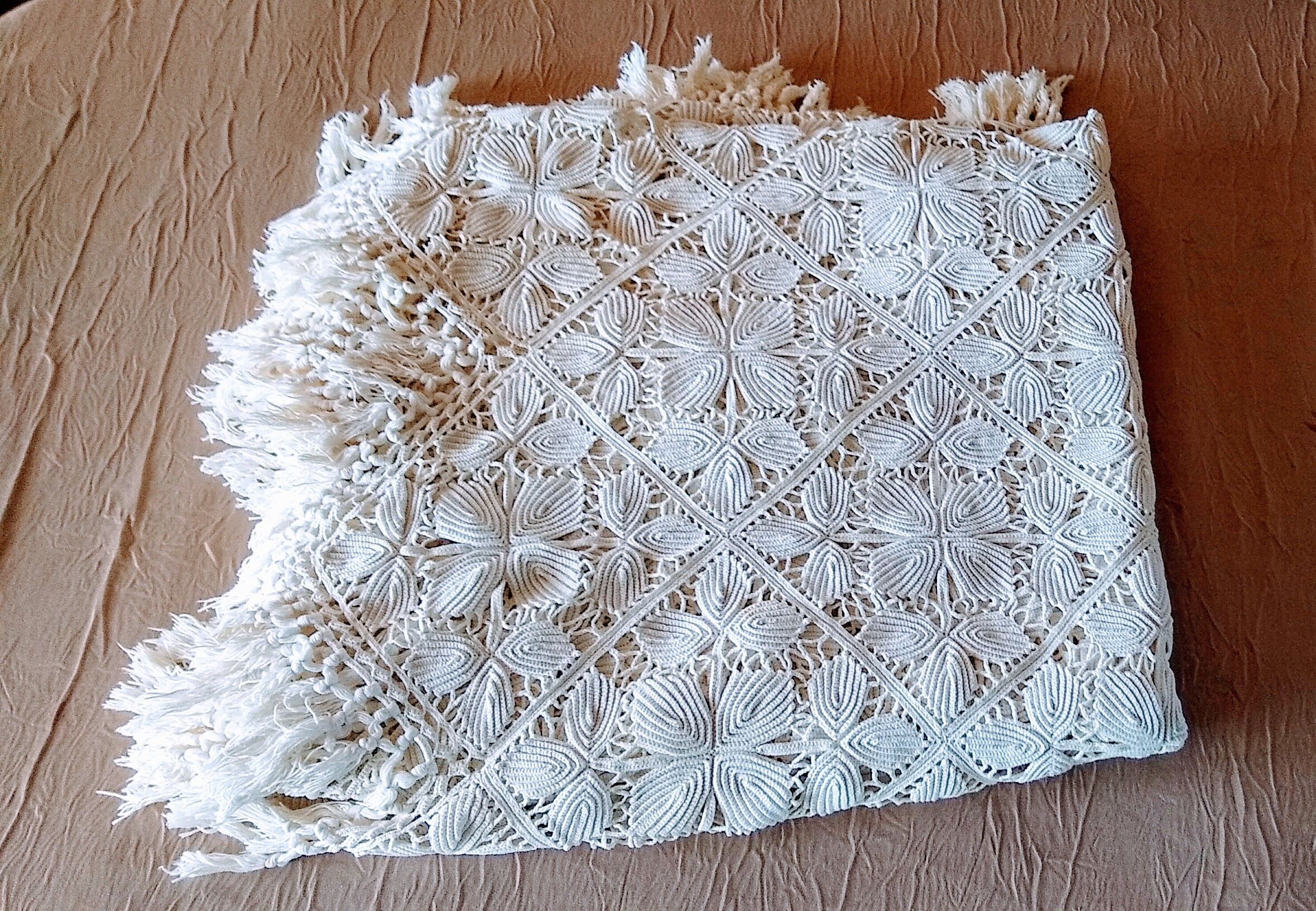 Scalloped bed top in crocheted ecru cotton