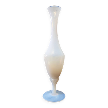 Vase boite soliflore vintage en opaline blanche reflets bleus pied torsadé