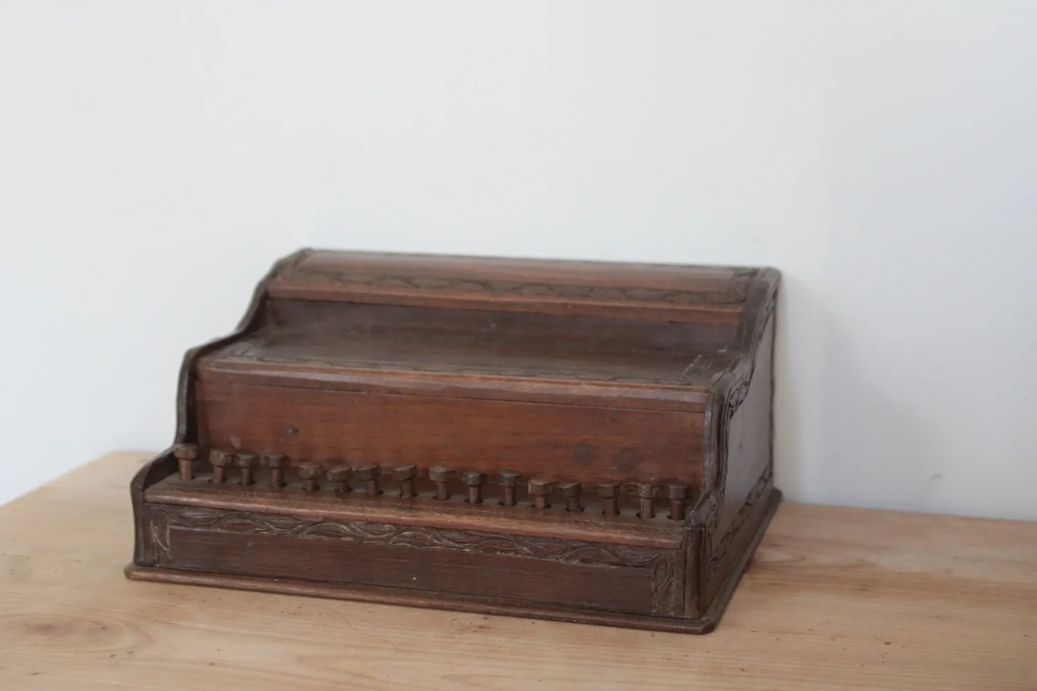 Antique carved wooden cigarette box – Functional push-button dispenser
