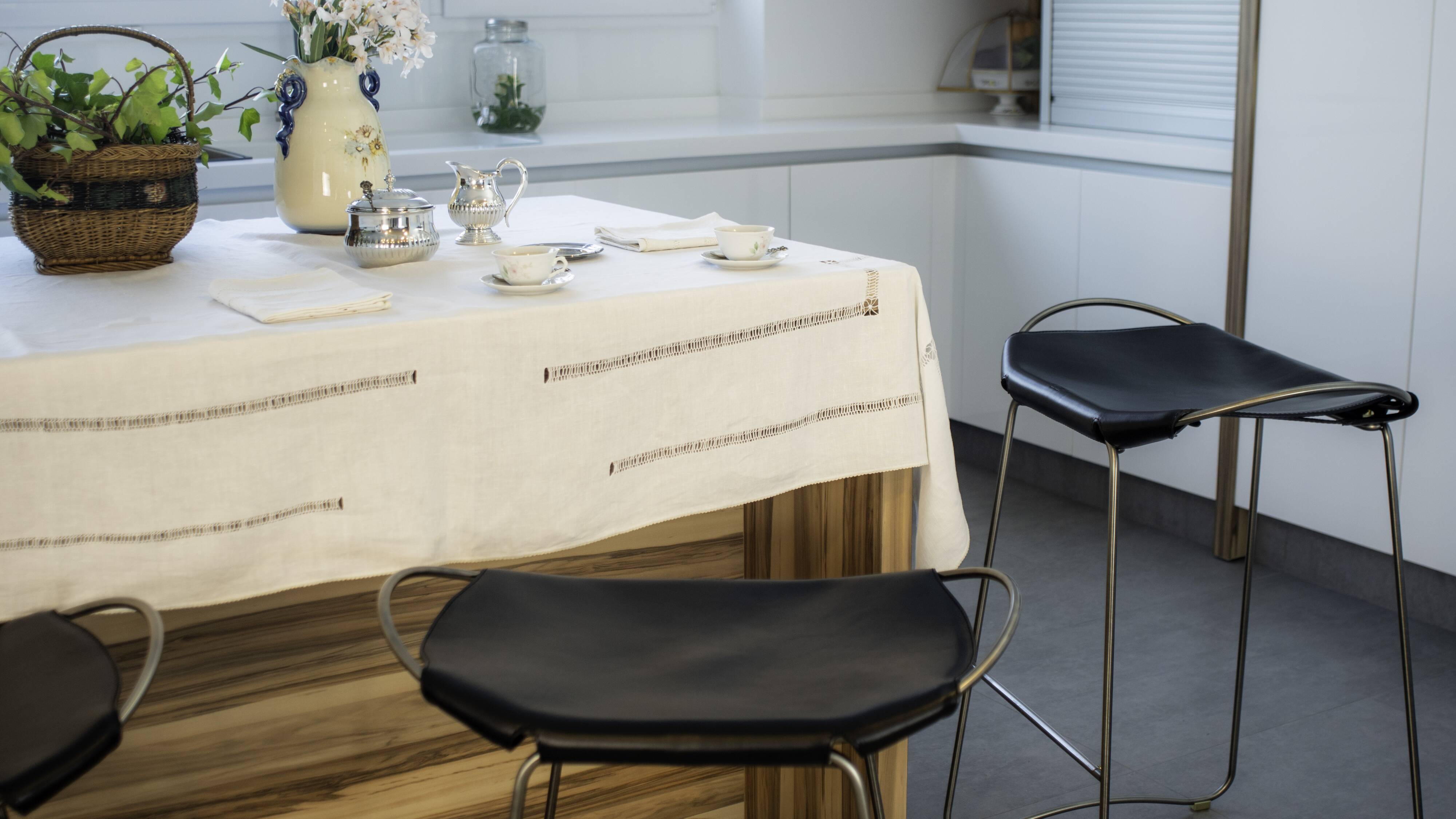 Tabouret de cuisine contemporain Organic Acier noir et cuir bleu marine