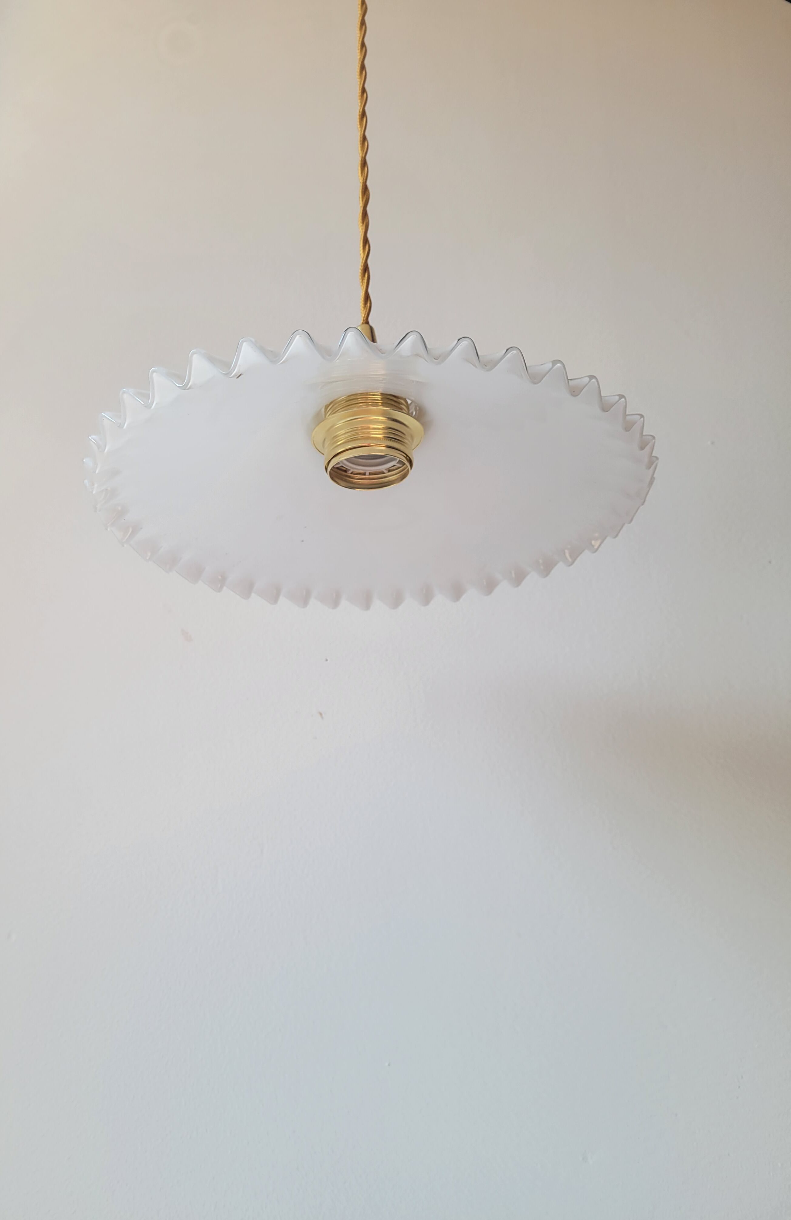 Serrated opaline suspension