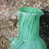 Cruche en verre soufflé vert émeraude – H32 cm x L10 cm