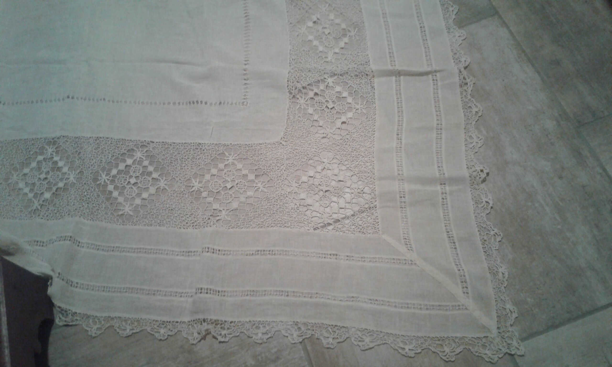 Antique tablecloth .tulle/lace quality 225cmx225cm .n°48